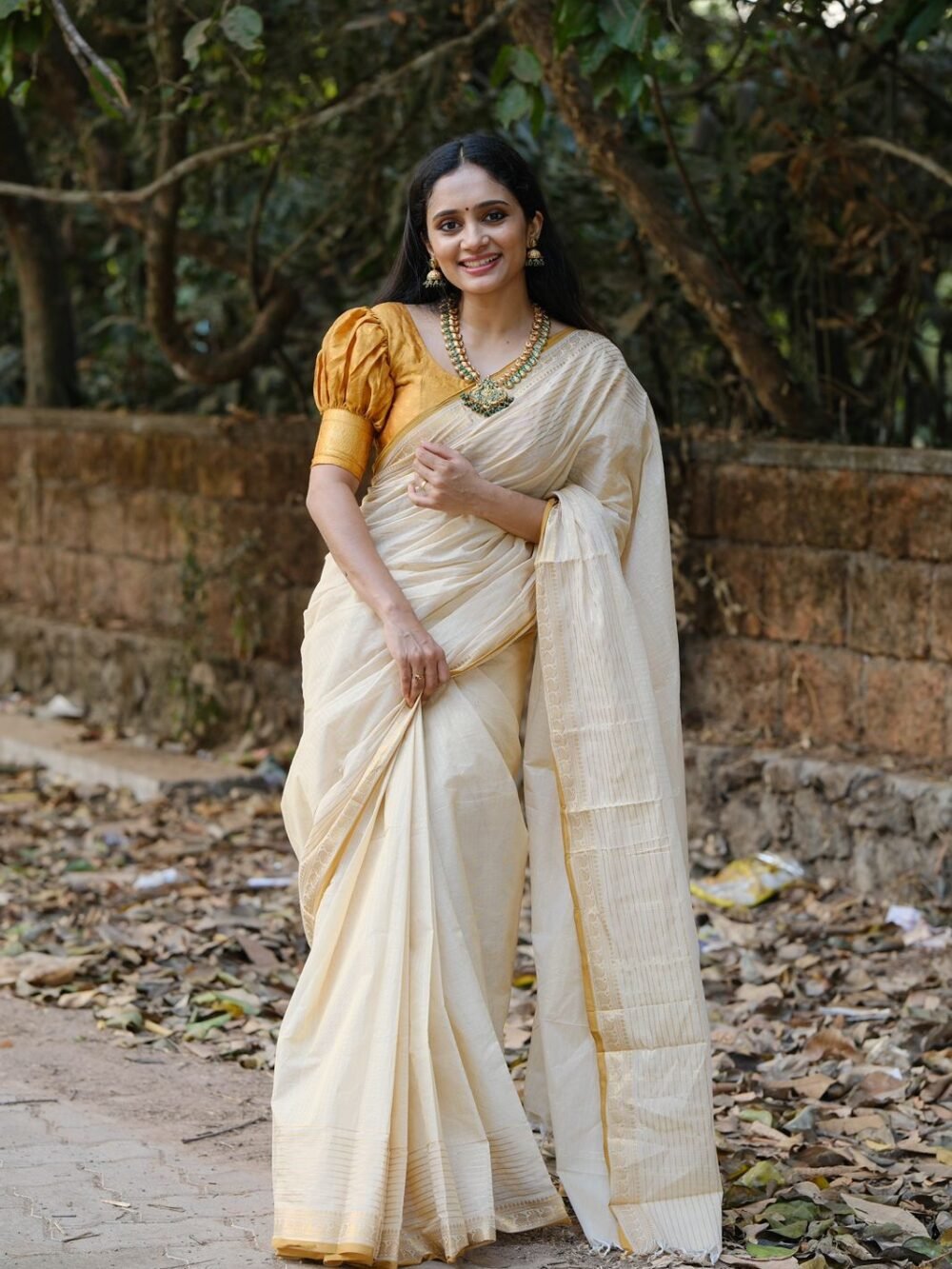 Golden Ivory -Kerala Special Traditional White Saree with Golden Border 4 Kerala Special Traditional White Saree with Golden Border